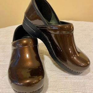 Dansko women’s shoes; size 40/ 9.5; Warm brown metallic patent leather